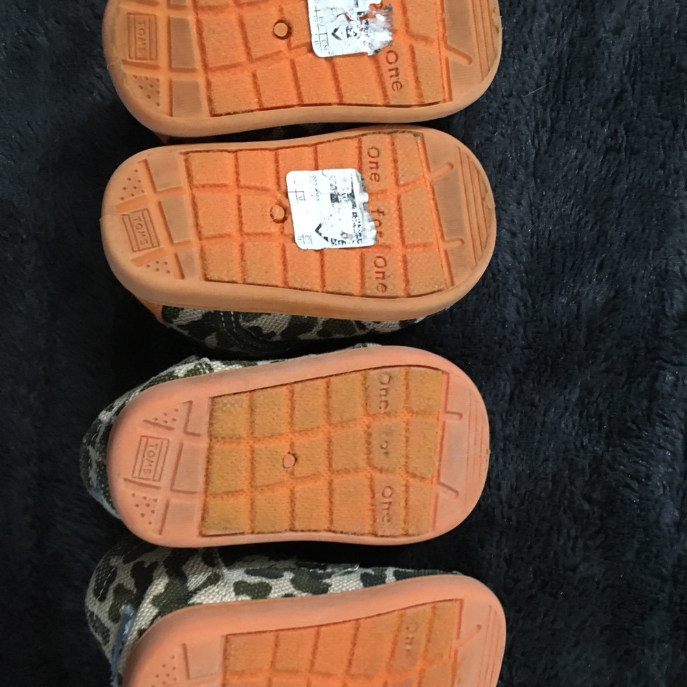 2 pairs of toms 4t shoes
